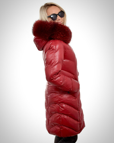 Czerwony pikowany płaszcz z kapturem z futra jenota