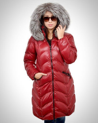 Czerwony pikowany płaszcz z futrem lisa srebrnego