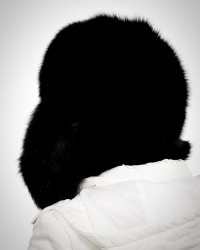 Czarny pikowany płaszcz z kapturem z futra jenota