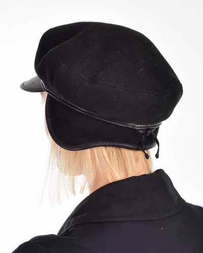 Damska czapka z daszkiem z kożucha czarna