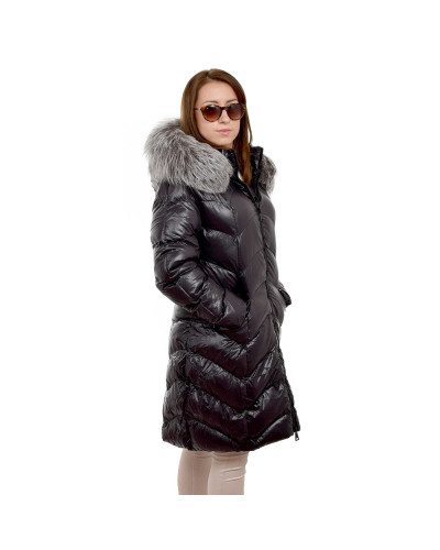 Czarny pikowany płaszcz z futrem lisa srebrnego